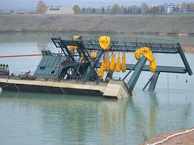 Bergung eines 400 t schweren Schwimmbaggers – Aqua-Nautik